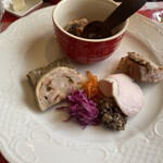 ビストロ デ トロワ - 前菜…ラタトゥイユでいただくサーモン
      コンフィ…タプナード乗せ。
      キャロットラペレーズン入り、豚肉のリエット
      レンズ豆、豚ロースハム、鶏肉のテリーヌ
      鴨のパテドカンパーニュ