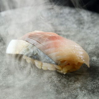 用五感来品尝的“青花鱼的瞬间烟熏手握寿司”，是必吃的美味