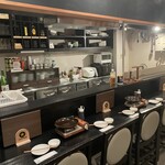 肉輪創 孫吉 - カウンター6席 平日はお一人様でのご来店が多いです。