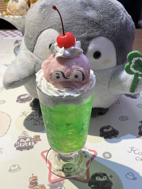 コウペンちゃんダイナー マスコット メロンクリームソーダ 楽天市場】コウペンちゃん メロンソーダ！BIGぬいぐるみ ペンギン