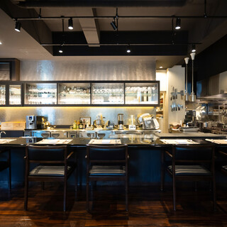 全８席。シェフやスタッフとの会話もお楽しみ頂けます