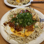 Okonomiyaki Shizuru - 手前がイカ天ネギトッピング（1,315円）奥がシーフード（生イカ・生エビ・タコ）トッピング（1,535円）