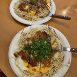 Okonomiyaki Shizuru - 手前がイカ天ネギトッピング（1,315円）奥がシーフード（生イカ・生エビ・タコ）トッピング（1,535円）