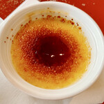アル・ケッチァーノ  - クリームブリュレにラズベリーソースかけ