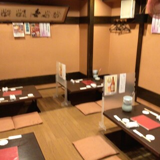 We offer everything from counter seats to tatami mats and private rooms with sunken kotatsu seats.