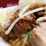 ラーメン二郎 - 豚の厚み