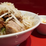 ラーメン二郎 - ラーメン半分＋ニンニク＋白ネギ