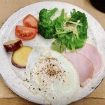 あかまんまロッジ - 料理写真:目玉焼き、ハム、野菜