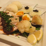 レンゲ - タパス盛合せ5種:烏骨鶏の味玉子 アルバ産トリュフ塩で、自家製ラルドバーガー、冷製のビーフン キャビアで、四川風よだれ鶏、はまぐりのフリット 花山椒塩で1