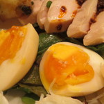 レンゲ - タパス盛合せ5種:烏骨鶏の味玉子 アルバ産トリュフ塩で、自家製ラルドバーガー、冷製のビーフン キャビアで、四川風よだれ鶏、はまぐりのフリット 花山椒塩で4