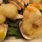 レンゲ - タパス盛合せ5種:烏骨鶏の味玉子 アルバ産トリュフ塩で、自家製ラルドバーガー、冷製のビーフン キャビアで、四川風よだれ鶏、はまぐりのフリット 花山椒塩で6