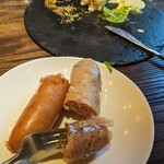 Cafe riposo - ソーセージ3種盛り合わせ　待ちきれず手を出してしまった太目食べ応えあり