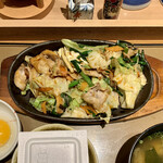 やよい軒 - ニラ豚定食（卵黄付＋もち麦ごはん） ¥950 のニラ豚炒め