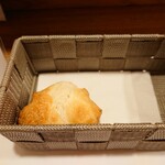Saba - 自家製パンもしっかりしたクラストとふっくらした食感のクラムの対比が抜群やった 202305
