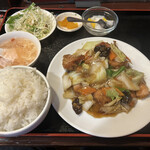 四季香 - 料理写真:唐揚げと野菜炒め定食(昼は880円、夜は+100円)