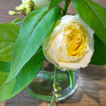 Rose Farm Market & Cafe - 各テーブルには綺麗な薔薇の花