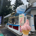 羊ヶ丘ドリーム 赤井川 山中牧場ソフトクリーム - いちごミニ　期間限定