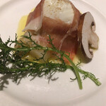 マッシュルーム - ロワール産ホワイトアスパラガス 紅花卵のポーチドエッグとニセコシャルキュトリ赤石の生ハム