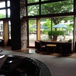 Verde Karuizawa - ベルデ軽井沢、ロビーから中庭を臨む