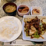 ハピネス - 令和5年5月
            サービスランチA 800円
            牛肉とキャベツの炒めもの、小鉢2品、ライス、みそ汁