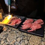 焼にく 和牛食堂 - 右：炙り牛寿司　左：牛すき炙り寿司