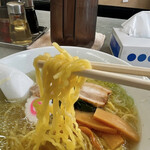 中華や - ショウガラーメン ¥630 縮れ中細麺