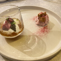 Queux Norme 梅田店 - ジャンボンブランのムース 原木椎茸のクランブル
                    黒毛和牛のマセドワーヌ コンソメジュレ カリフラワーのピュレ キャビア