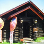 開店から一か月くらいたっても、まだ花環があります。