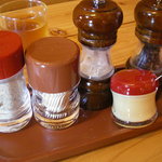 ステーキハウススフィーダ - 卓上には、塩とコショウがミルで、そしてニンニク等がたっぷり。