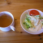 ステーキハウススフィーダ - おかわり自由の、スープとサラダ