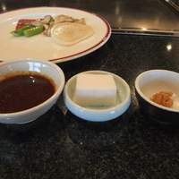 近江牛専門店 れすとらん 松喜屋 本店 - 付け合わせ野菜と付けだれ等