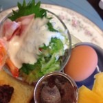 あんじゅ - サラダは海老、ロースハム、黄色いトマト、ゴーヤ、大葉、レタス、パプリカなど工夫されてます。