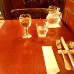 ラ・ポム・ド・パン - テーブルセット。　カトラリーレストはワインコルク