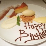 La vida - デザート　私のほうは黒地のさらに粉糖がまぶされていました