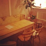 カフェ オトノヴァ - ２階のテーブル席