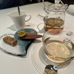 メイ - 11.紅茶12.小菓子
      ・ピスタチオを使ったレアチーズケーキ仕立て、フランボワーズのソース、ココナッツのクランブル
      ・キャラメルバナナのパウンドケーキ、キャラメルのソース、ローストしたくるみ。