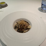 メイ - ❺オマール海老、足赤海老、天使の海老のムースのラビオリ、ジャガイモのピューレ、シヴェ、バニラのソース。
      ジャガイモの千切りの素揚げ。