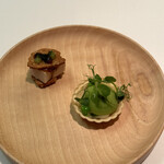 メイ - ❶アミューズ
      ・グリーンピースのスープのタルト
      ・サブレで挟んだ低温調理の鶏肉