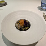 メイ - ❸アメリケーヌソースで和えたイカスミのカッペリーニ、アオアリイカ、生姜で和えたゲソ、雲丹