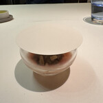 メイ - ❽トマトのクーリー、モッツァレラ、牛ランプ、ニンニク、ケッパー、アーモンド。