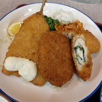 京助 - アジフライ、カレーコロッケ、チーズ巻きカツ。ポテサラとスパゲティが隠れてた。