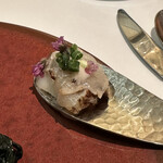 メイ - マリネして軽く炙ったフグ、カブのピューレ、花穂、ネギ