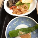 あほだら亭 - 付け合せのおかず。お蔵は食べられるか聞いてくれました。