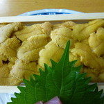 寿司吉 - 箱は小ぶりですが甘いウニがたっぷりいい！みょうばん臭さも感じません