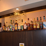 ダ チーチョ にし - 2013/08　カウンターには、たくさんのお酒があります