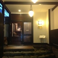 レストラン シェ・リュイ - エントランスは昭和の豪邸の「玄関」