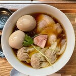 らぁ麺 紫陽花 - 上から醤油わんたん麺、味玉2個
