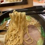 Hachiban Ramen - 麺リフト  太麺 野菜もりもりでﾜﾀｼの好物ニラが入ってる