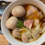 らぁ麺 紫陽花 - 上から醤油わんたん麺、味玉2個、美しさ