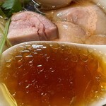 らぁ麺 紫陽花 - 醤油スープ、鶏油がキラキラしてる